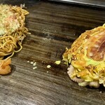 味乃家 - 焼きそばは厨房の方で作った物を鉄板まで運んでくれます