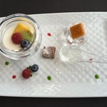 眺遊楼 - デザートはフルーツ入り杏仁豆腐と小菓子彩々