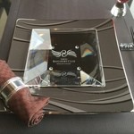 眺遊楼 - 飾り皿には東京ベイコートクラブのロゴ