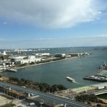 眺遊楼 - 窓際の景色に良い席に案内されました、東京ビックサイトが目の前に見えます、遊覧船の桟橋には観光客