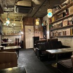 ライオンのいるサーカス - アンティークな家具に囲まれて