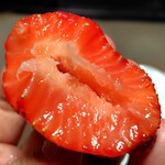 Merry Berry Farm - かじった方が果肉の甘さや赤みが強いのがわかる、、