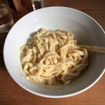 手打ちうどん ぶれーど・う - 釜キリうどんを混ぜて、出汁醤油をかけて、最後に胡椒を降ってからいただきます。