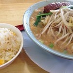 Kasaburanka - 味噌ラーメンもセットメニューがありミニチャーハンがつきます。（750円）