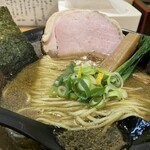 極麺 青二犀 - 少し緑かかった山椒風味豊かなスープ