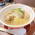 Noodle いたば - 塩貝出汁煮卵ラーメン 別角度から