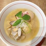 Noodle いたば - 塩貝出汁煮卵ラーメン真上から