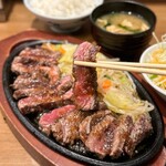 グリル ぶどう亭 - ビーフステーキ定食(2,300円)
ライス･味噌汁･サラダ付き
オニオンソース
(ライス大盛り無料)