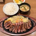 グリル ぶどう亭 - ビーフステーキ定食(2,300円)
ライス･味噌汁･サラダ付き
オニオンソース
(ライス大盛り無料)