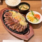 グリル ぶどう亭 - ビーフステーキ定食(2,300円)
ライス･味噌汁･サラダ付き
オニオンソース
(ライス大盛り無料)