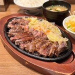 グリル ぶどう亭 - ビーフステーキ定食(2,300円)
ライス･味噌汁･サラダ付き
オニオンソース
(ライス大盛り無料)
