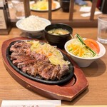 グリル ぶどう亭 - ビーフステーキ定食(2,300円)
ライス･味噌汁･サラダ付き
オニオンソース
(ライス大盛り無料)