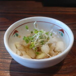 やきとり 煙者 - お通しの鬼おろし大根とスプラウトのポン酢仕立て