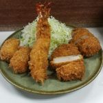 とんかつ美よし - 美よし特製定食　1100円。ヒレカツ2個、魚フライ2個、エビフライ1本。海老はプリプリしてます。
