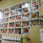 みかさや食堂 - 壁に貼られたメニュー　写真付きで選びやすい