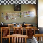 みかさや食堂 - テーブルと小上がりの座敷