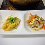 桃花 - あっさりこんにゃくと何かを和えた物と酸味の効いた魚を揚げたヤツは冷えててどちらもあっさり食べれた