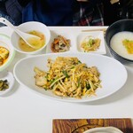 桃花 - サービスセットA1,130円のピリ辛豚玉ニラもやし炒め
