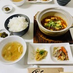 桃花 - オーダーから15分程で提供。スープはトロッと旨味ごある。白ごはんはまあ普通で量は丁度イイ。このセットで1,150円なら満足できた。