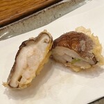 天冨良 かんの - 椎茸に芝海老を詰めました。目の前で親方が仕込みます。椎茸は水上産。