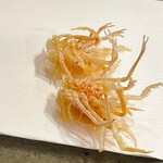 天冨良 かんの - サイマキサイズの海老の頭。頭肉をつけないのが天一流