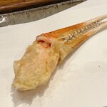 天冨良 かんの - ズワイ蟹のつめ。『今は殻が熱いから気をつけてくださいな』と親切な親方。