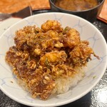 天冨良 かんの - 〆は天茶ではなくかき揚げ丼にしました。蜆汁もついています