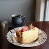 カフェヒュッテ - 苺のシフォンサンド（750円） カフェインレスコーヒー（500円）