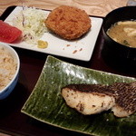 寅福 - 2種盛り定食　本日の焼き魚と本日の揚物