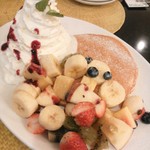 ハワイアンキッチンズ - フルーツと生クリームたっぷりパンケーキ(1,350円)