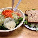 Andy's Sandwiches&Smoothies - ツナサンドイッチとグリーンガーデンサラダ