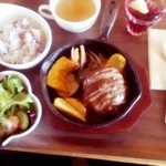 ふわっとハンバーグ　デミソース1,080円（税込）