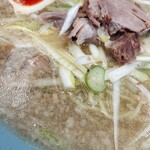 ラーメンショップ - スープの感じ。
甘みのあるスープで脂が多かった。