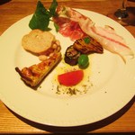 GRAND DELI - 「前菜」は、キッシュ、豆とツナ、焼き野菜、ミニトマトとチーズ、生ハム２種(グアンチャーレとコッパ)です。