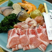 鯛よし百番 - 海の幸山の幸を盛り合わせた当店自慢の寄せ鍋：3024円　