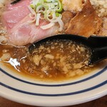 かなづや食堂 - 背脂ラーメン(ニンニクあり) のスープ