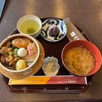 峠の釜めし本舗 おぎのや - "峠の釜飯定食"1,700円。なお陶器(益子焼)の容器はお持ち帰りが出来ます。