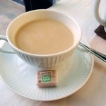 アルチザン・パティシエ・イタバシ - 紅茶にはミルクを入れて。