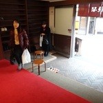 五龍閣 - 靴は脱いで店内に入ります。

大正時代のシャンデリア？がイイ感じ分厚い真っ赤なカーペットが引かれてゴージャス。スリッパは有りませんが思ったより暖かいです。 


