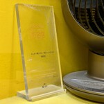 とんかつ檍のカレー屋 いっぺこっぺ - 食べログ百名店のプレートあり。