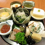 一凛 - 小鉢八寸　蕪の酢味噌仕立て　生湯葉の茶碗蒸し　もずく酢　山芋豆腐
      　柿と松の実白和え　千葉県産カマス鮨　筋子醤油　淡路の子蛸
      　菜の花　おひたし　蕨　つぶ貝　子持ち昆布　丹波の黒豆