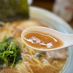 寿々喜家 - どこかまろやかなのに、家系らしい輪郭もしっかり感じられるスープが、とても好み。