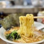 寿々喜家 - 家系らしい中太の麺。申し分ナシです！
いつもなら「並」なのですが、もう勢いで「中」いただいちゃいます！（笑）