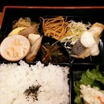 小茄子 - 幕の内弁当(鰆の焼き物タルタルソースがけ、出し巻き、ポテトサラダ、おばん菜)