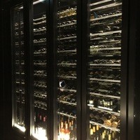 RISTORANTE OZIO - 巨大なワインセラーがお出迎え