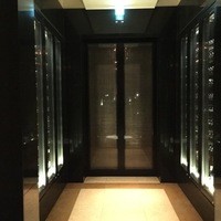 RISTORANTE OZIO - 巨大なワインセラーがお出迎え