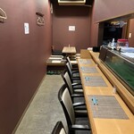 まぐろ屋 とと蔵 - カウンターの奥には小上がり。、