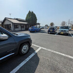みそ屋 - 店舗外観と駐車場　OPEN直後でこの車