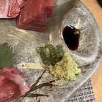 まぐろ屋 とと蔵 - マグロ三種盛りに茎ワサビが添えられてる。