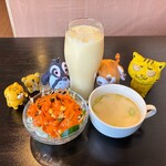 ソニヤ - スープ&サラダの写真を撮ってたら、マンゴーラッシーも到着
